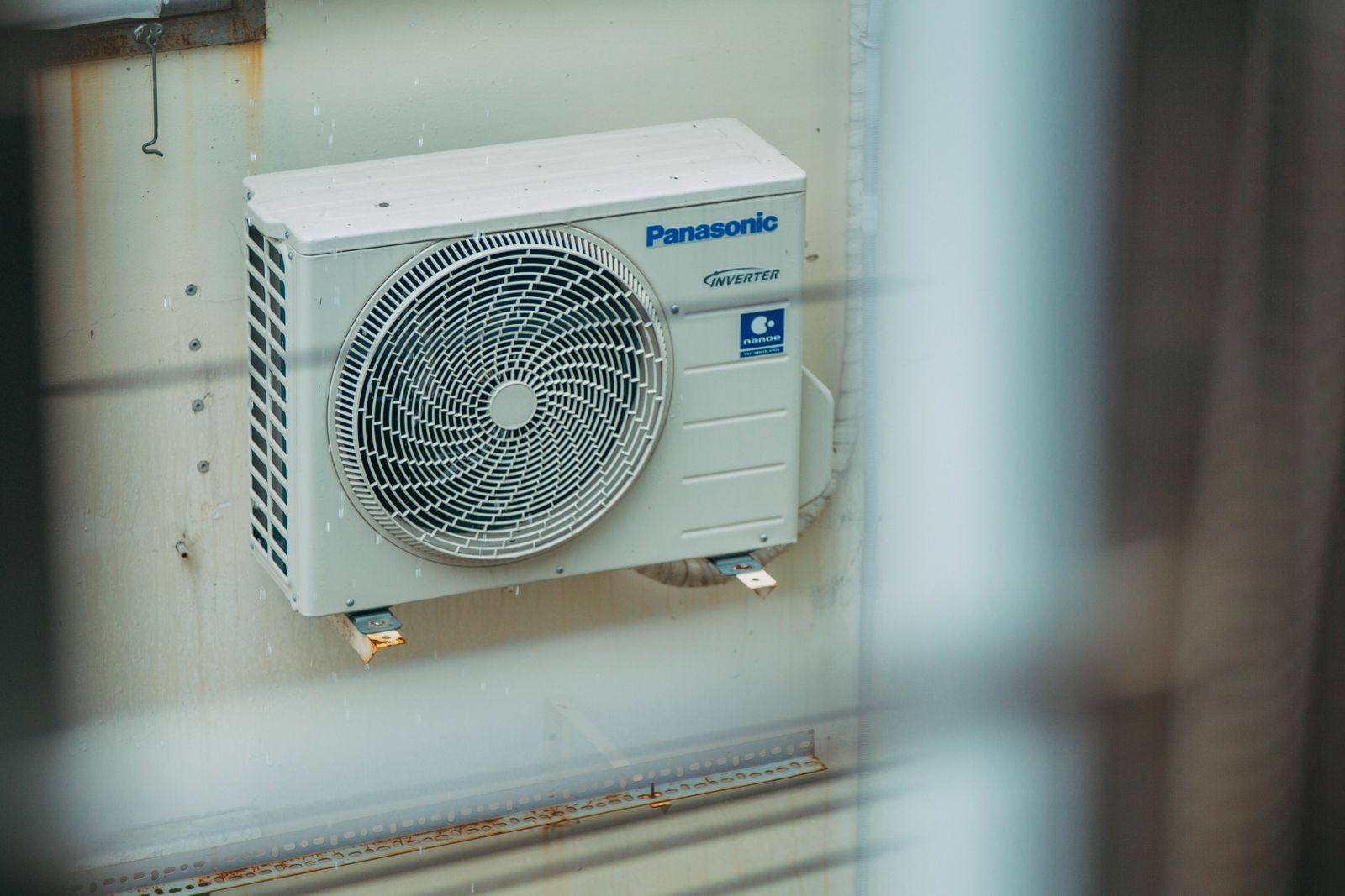 Uma unidade exterior de condensação inverter fixada à parede